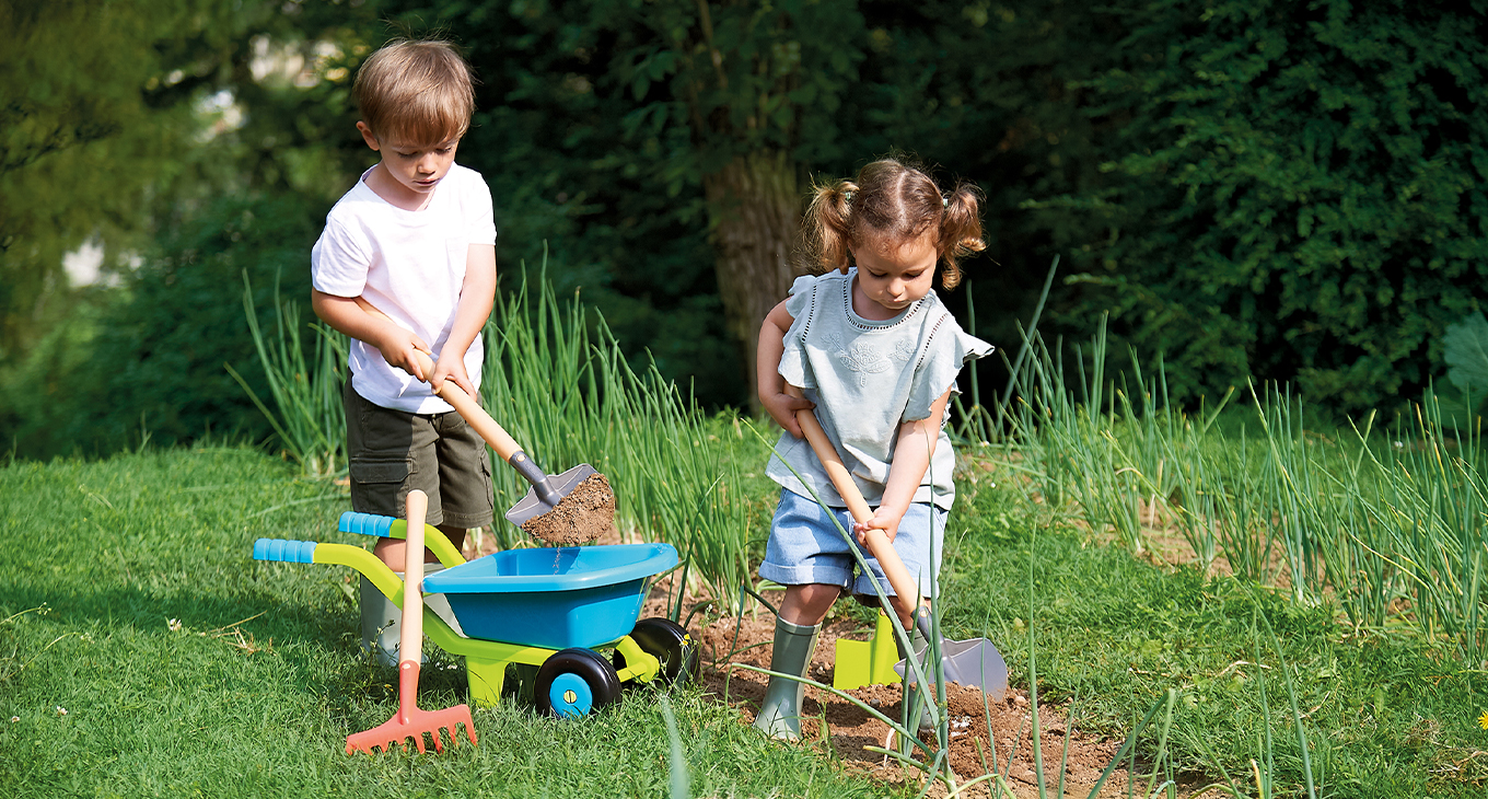 jardinage, brouette, outils de jardin, enfants, été, printemps, ecoiffier, pelle, râteau, bèche