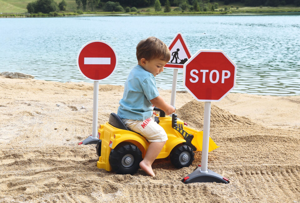 3 panneaux de signalisation